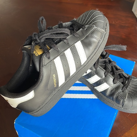 LIKE NEW Adidas Superstar Jr. Size 2 1/2 (Core Black / Cloud Whitek) - Picture 3 of 11